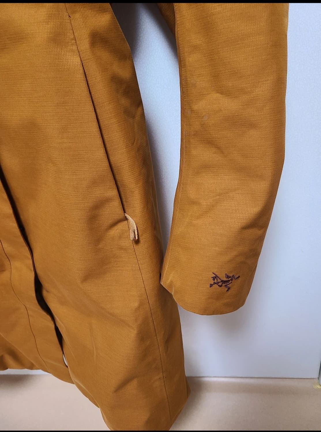 아크테릭스 여성 롱패딩 고어텍스 S사이즈 황토색 상품이미지3