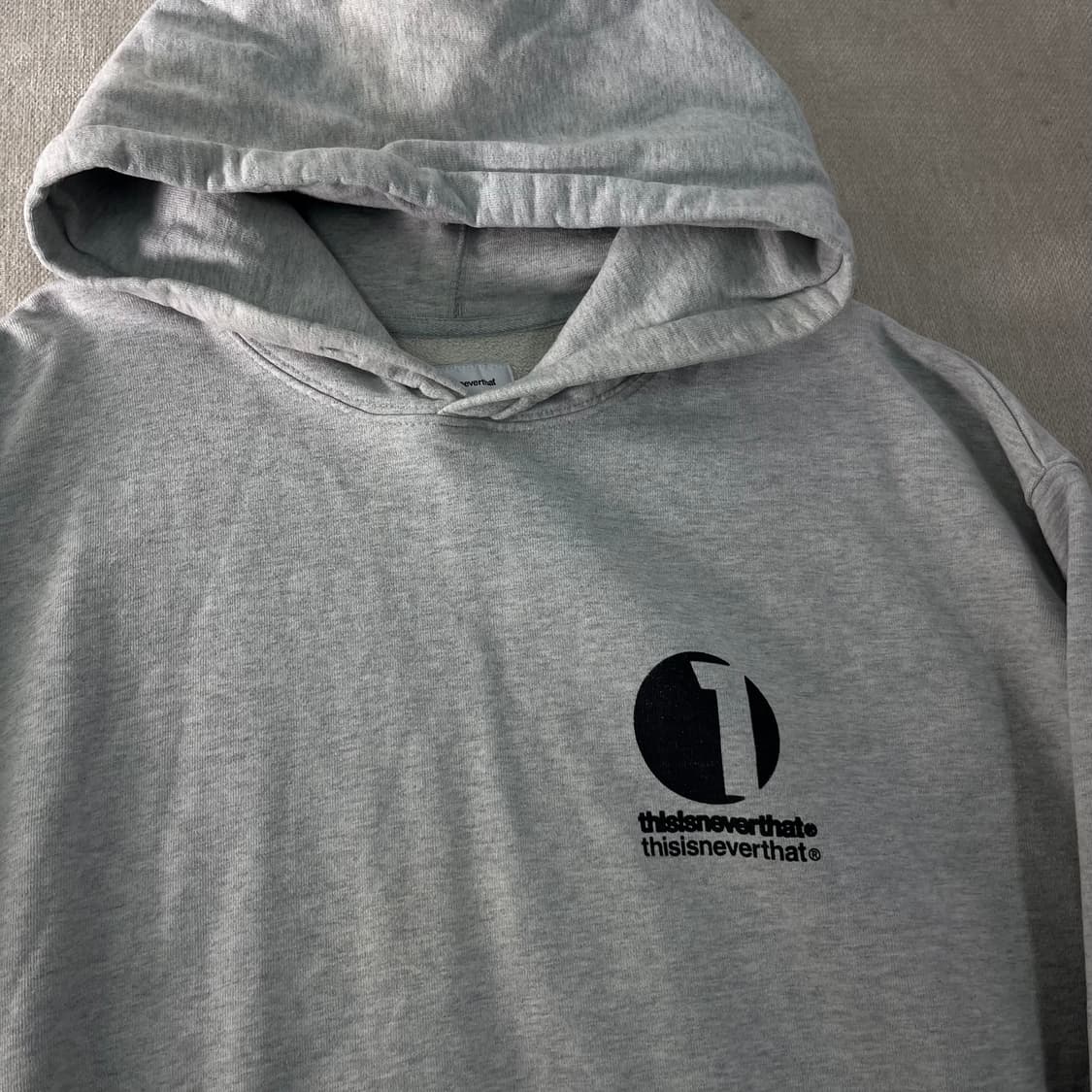 105 디스이즈네버댓 백로고 그레이 코튼 후드티 상품이미지3