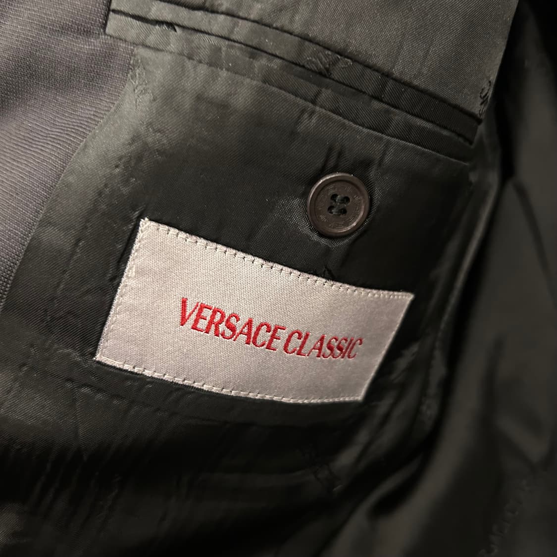 베르사체 클래식 쓰리버튼 숄더패치 블레이져 상품이미지3