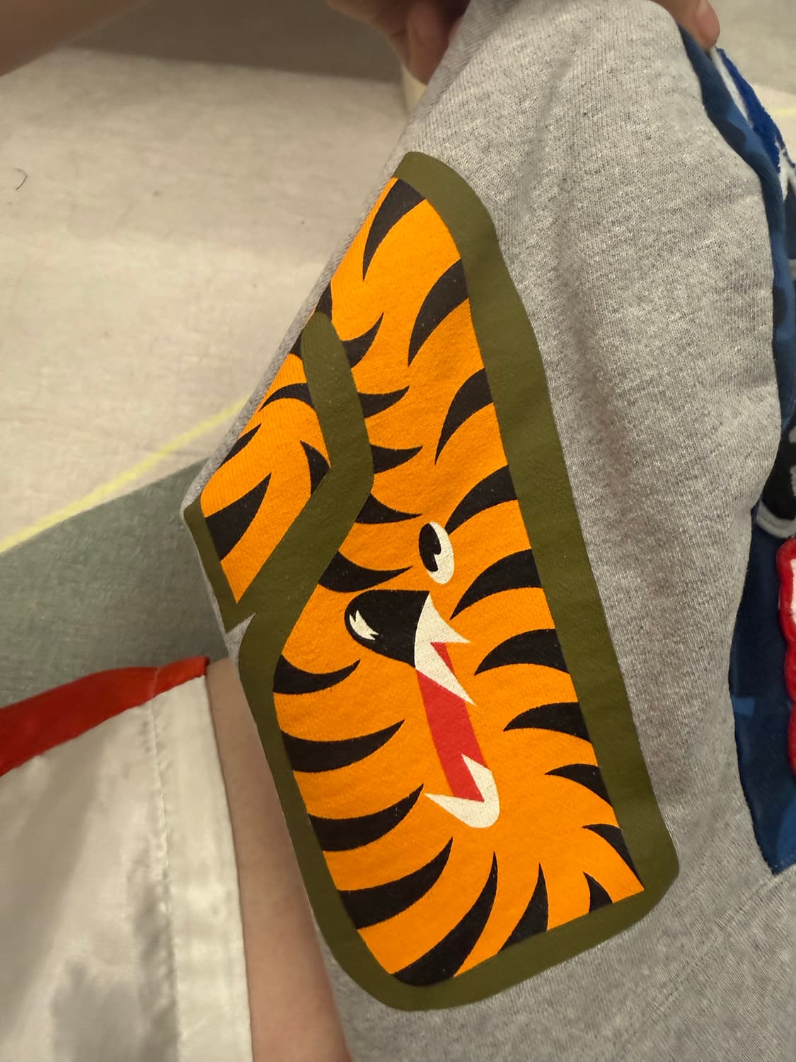 베이프x언디핏 삐에로 후드 L사이즈 판매합니다. 상품이미지3