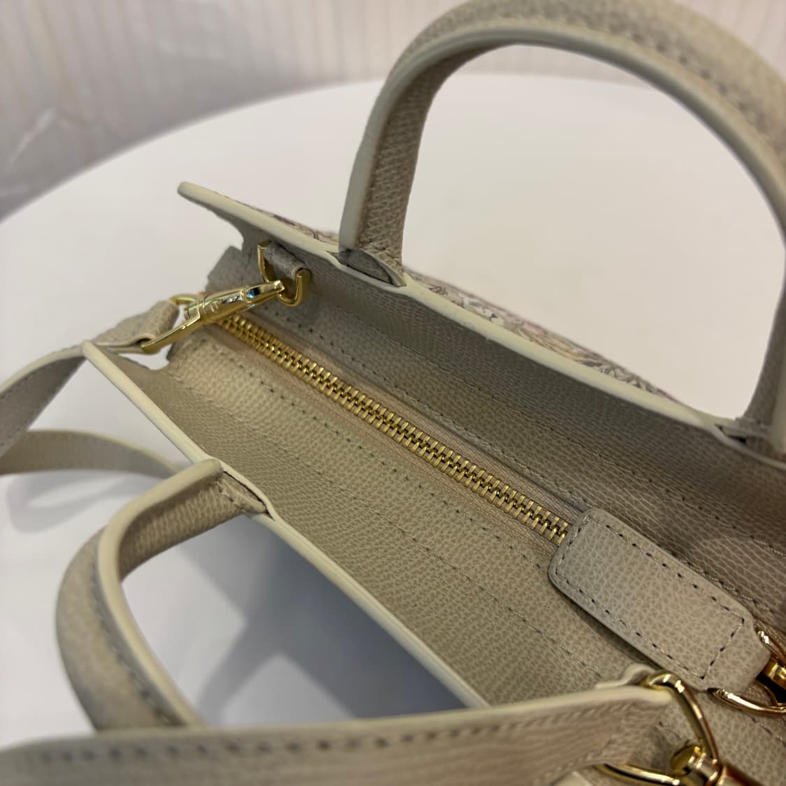 정품 아이그너 플라워 투웨이 크로스백     상품이미지7