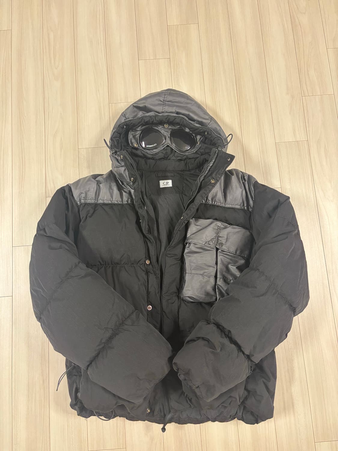 C.P. 컴퍼니 에코 크롬-R 믹스드 고글 다운 자켓 블랙-24FM 상품이미지2