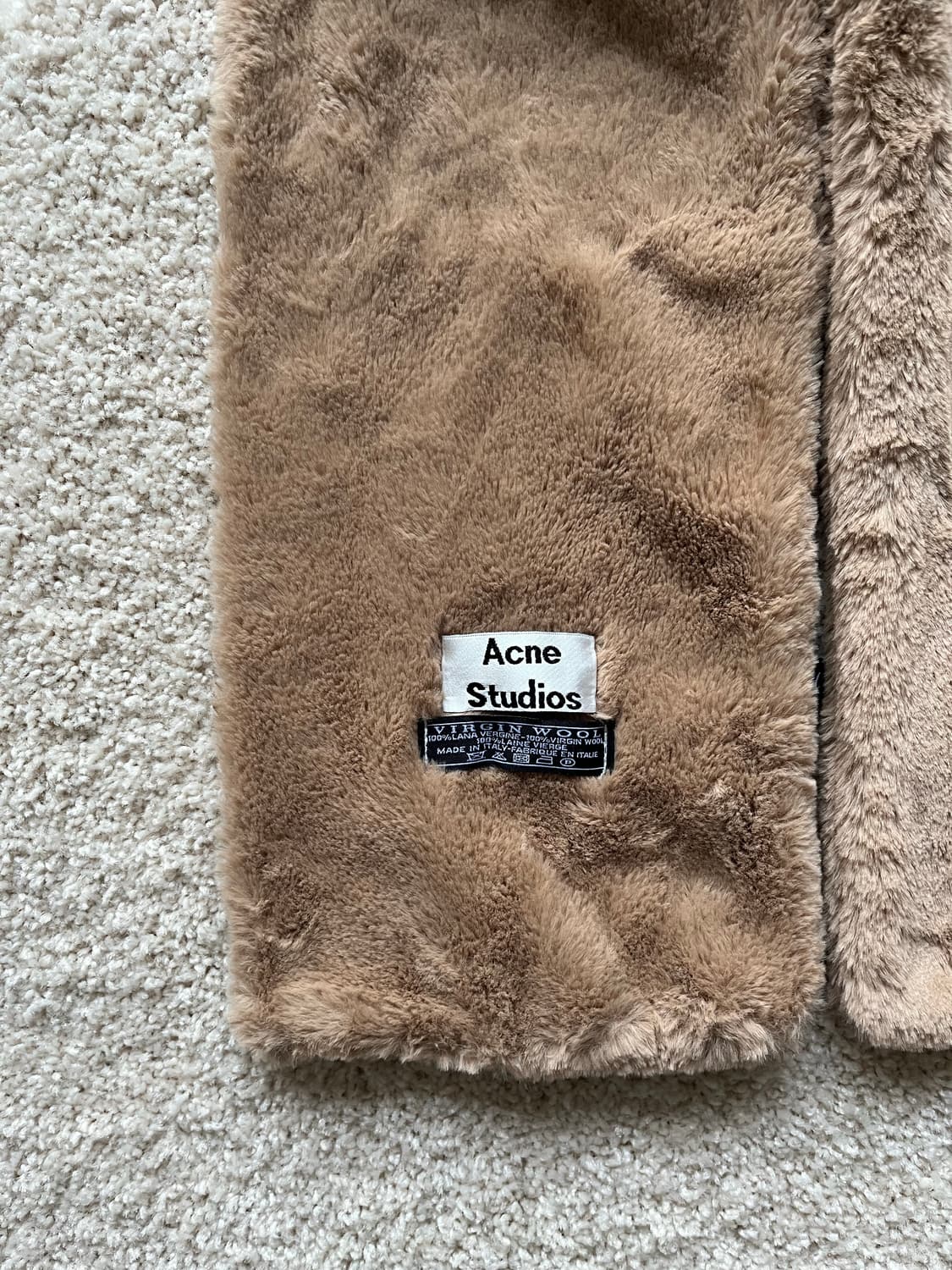 아크네스튜디오 버진 울 퍼 목도리 상품이미지4