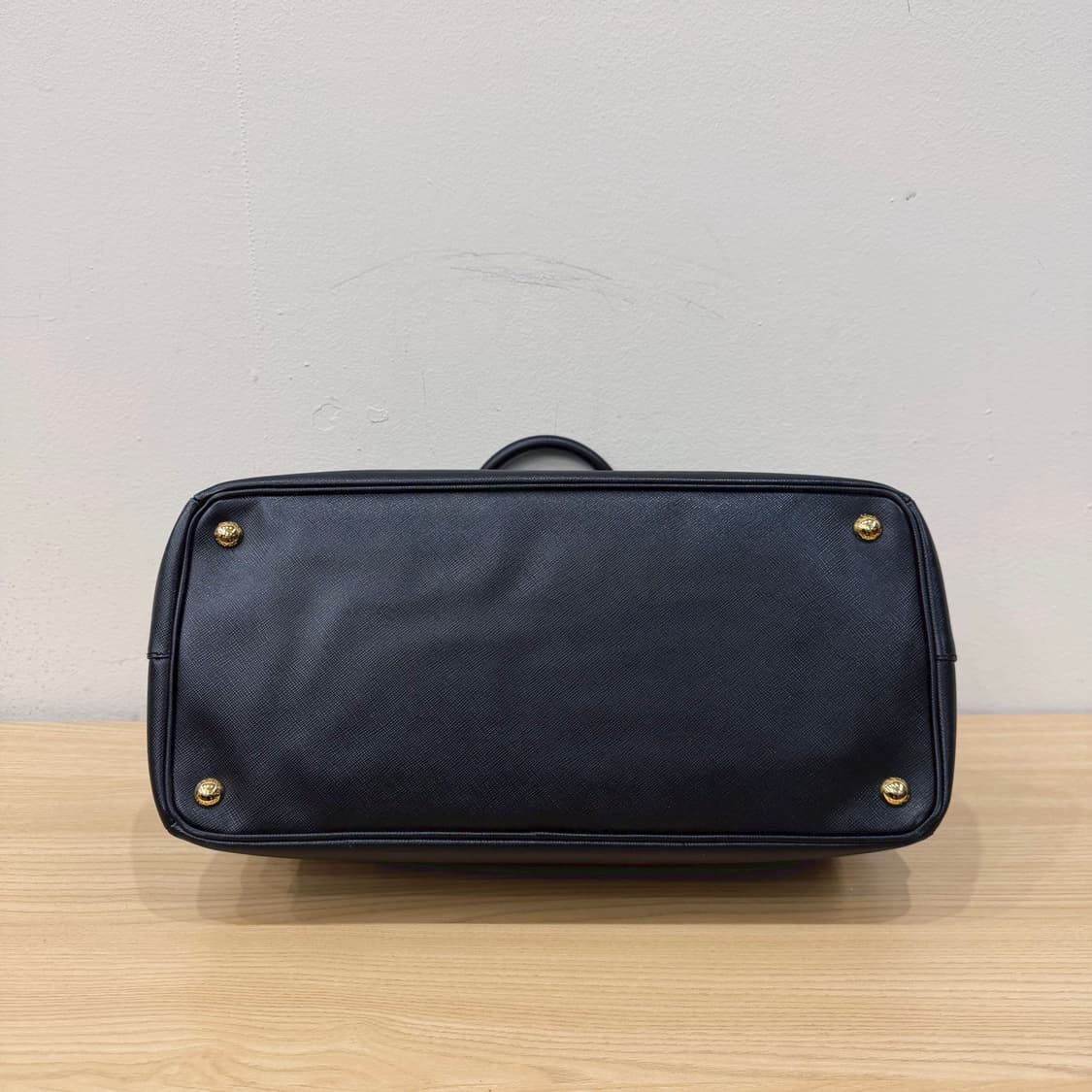 프라다 사피아노 럭스 토트백 삼각 메탈 로고 플레이트 디테일 블랙 상품이미지4