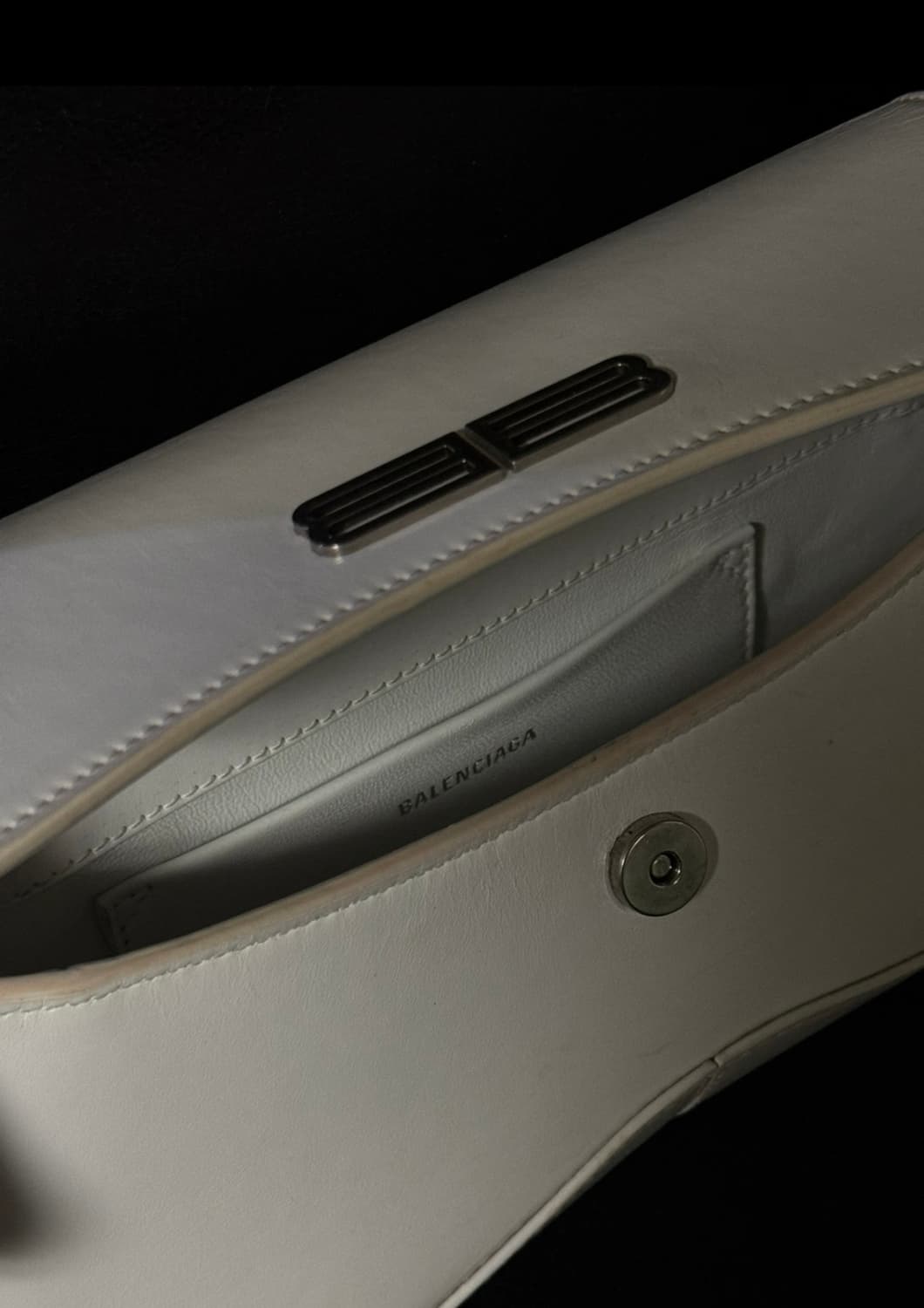 발렌시아가 BB로고 화이트 숄더백 상품이미지4