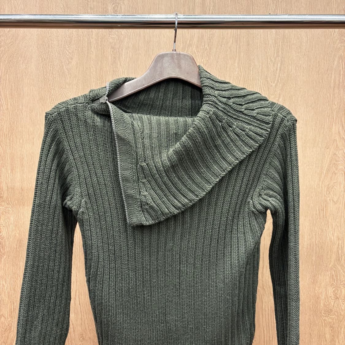 막스앤코 슬림핏 긴팔 골지 니트 비대칭 넥 플랩 카라 지퍼 디테일 카키 상품이미지4