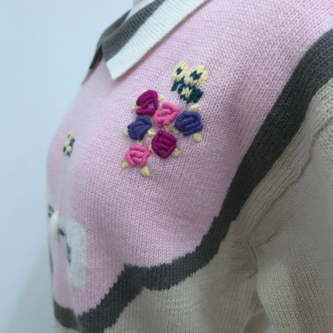 울100 플라워자수 카라 니트 상품이미지8