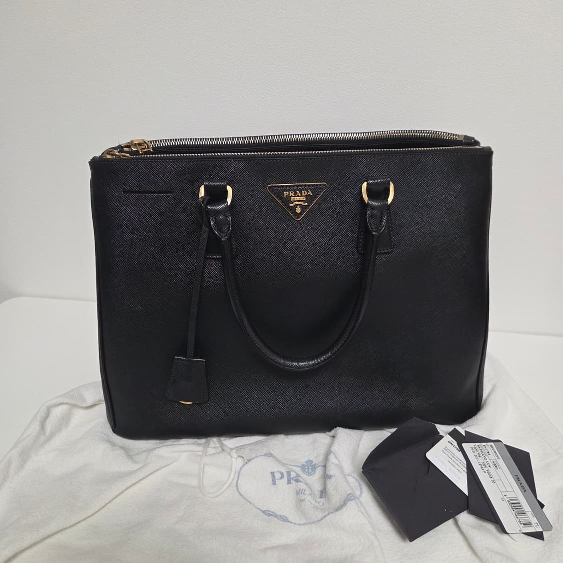 PRADA 프라다 정품 블랙 사피아노 금장 럭스 토트백 상품이미지3