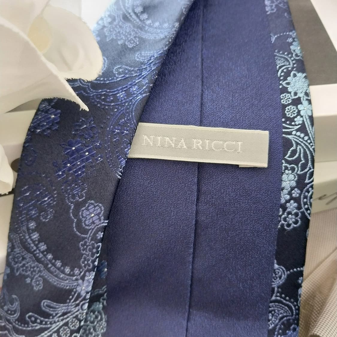 니나리치 실크 네이비 플라워 패턴 넥타이 9cm A등급 K1125
 상품이미지6