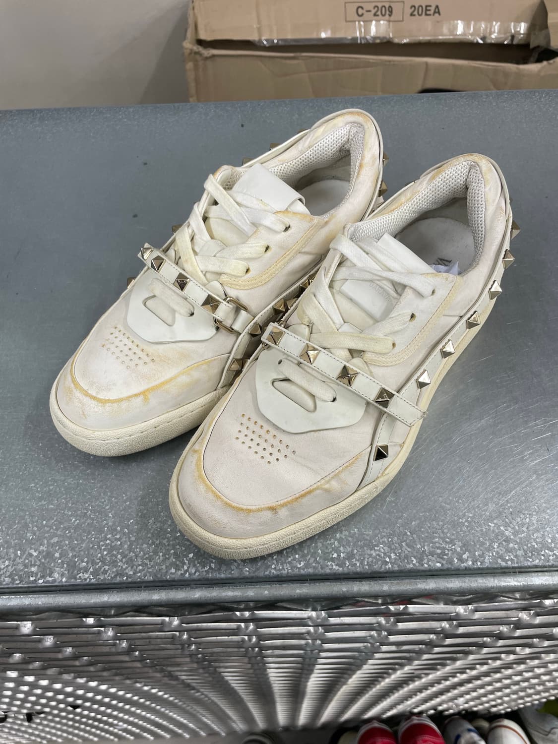 발렌티노 락스터드 스니커즈 37.5 상품이미지2