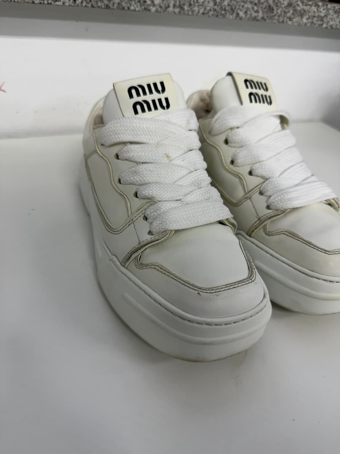 정품) 미우미우 로고 레더 스니커즈 37.5  상품이미지3