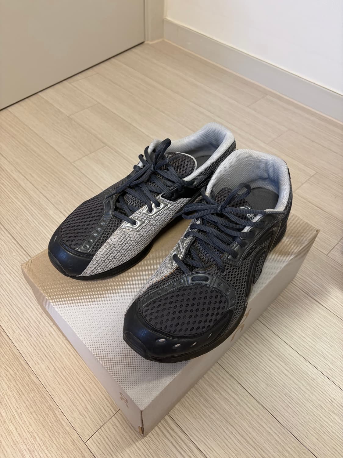 [282.5] 아식스 키코 젤 소켓 다크 그레이 상품이미지1