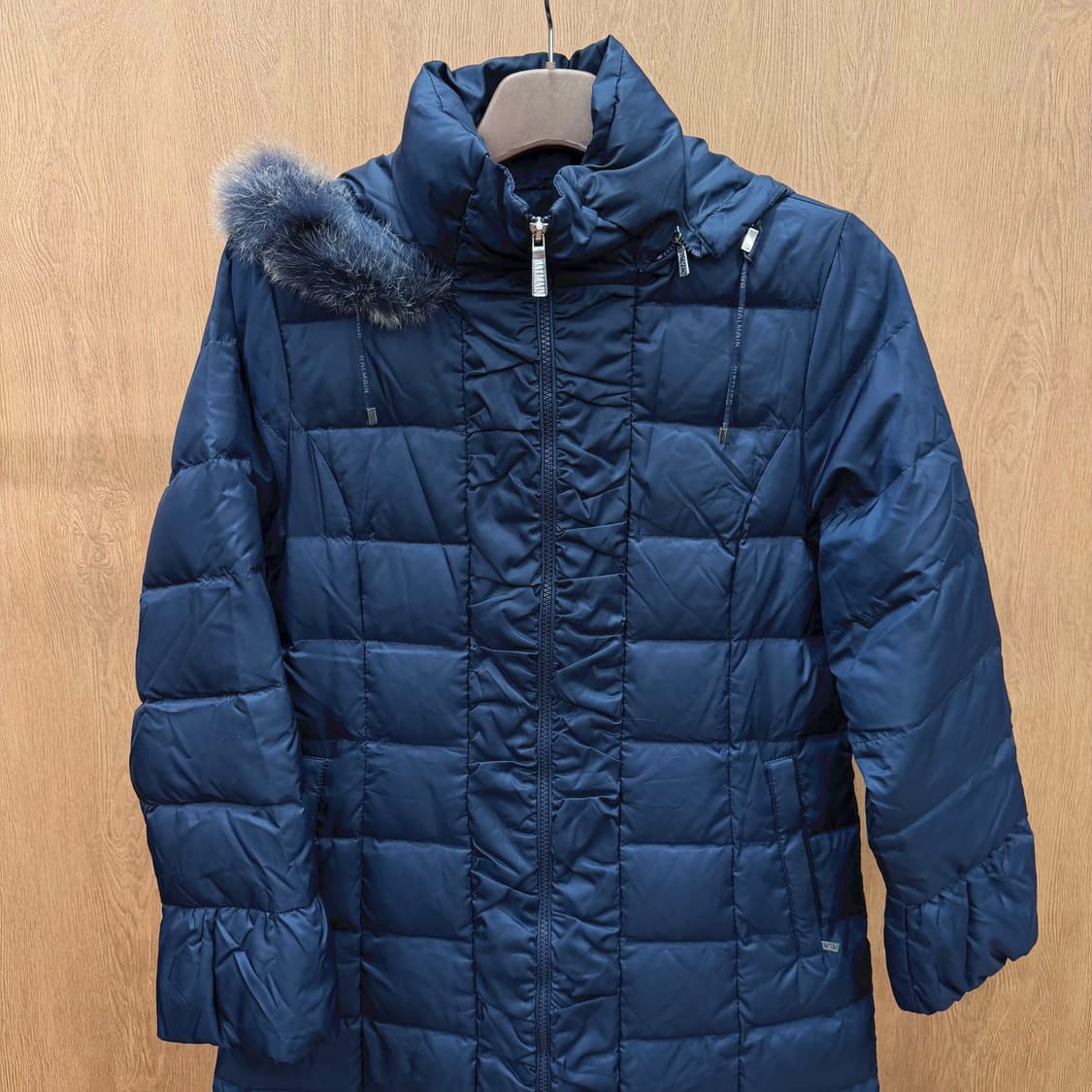 발망 다운 롱 패딩 코트 후드 퍼 트리밍 중앙 셔링 디테일 딥 네이비 상품이미지4