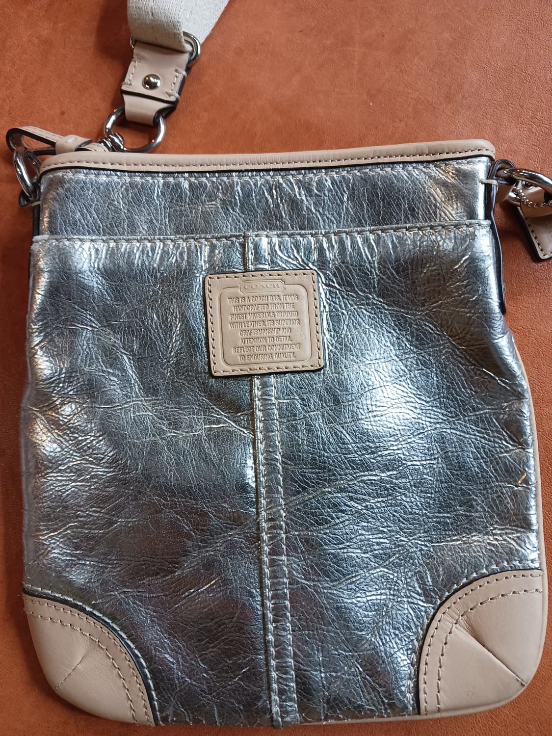 코치 실버 메탈 탄스윙팩 크로스바디 상품이미지2