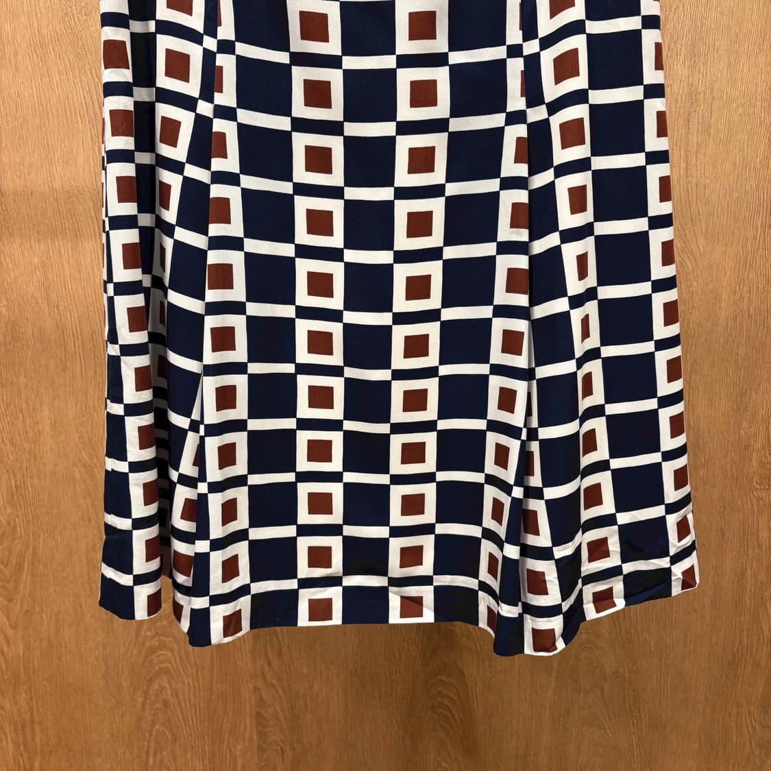  꾸레쥬 미디 스커트 기하학 패턴 허리 패널 디테일 플레어핏 네이비 상품이미지5