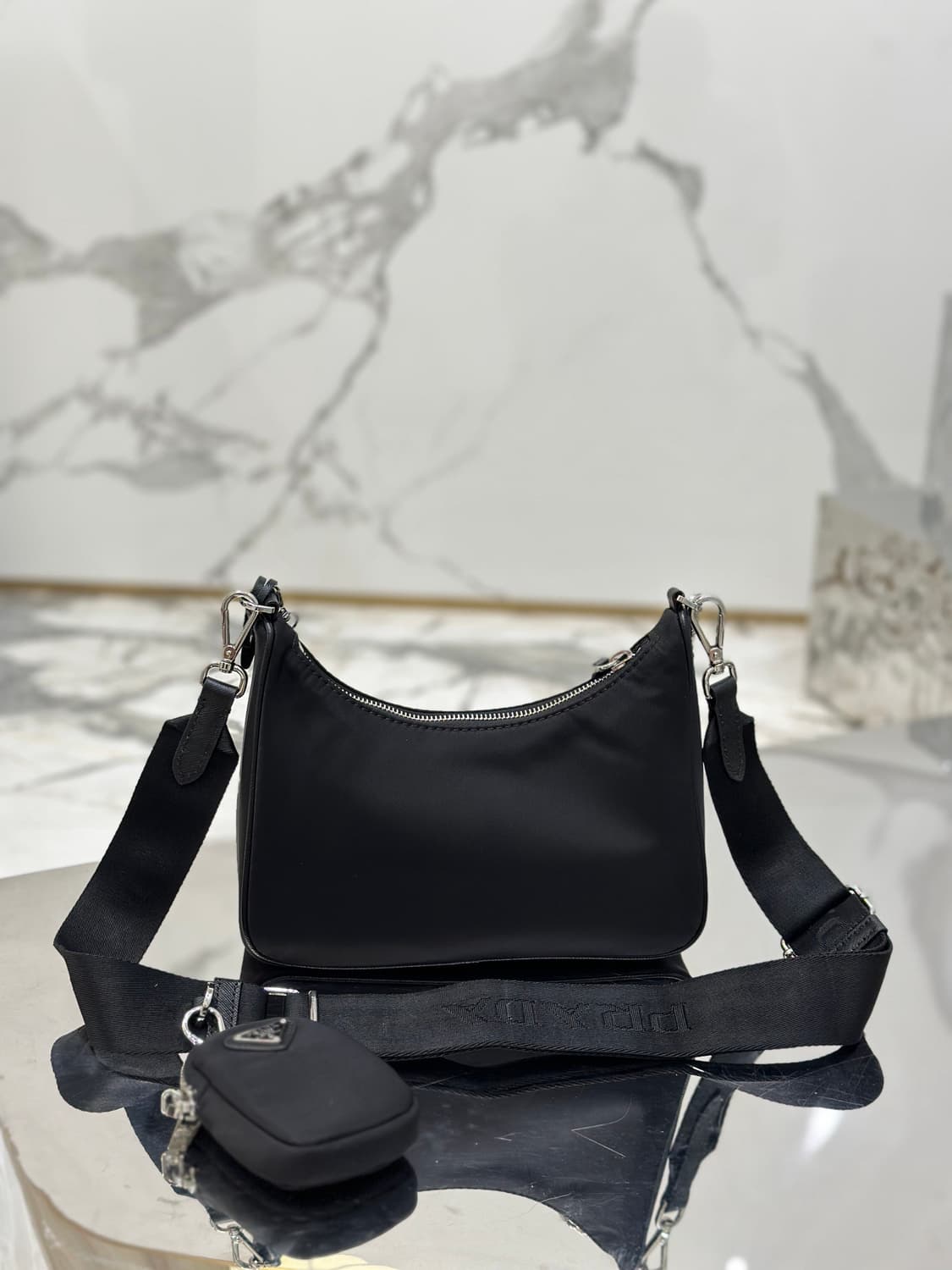 프라다 리에디션 2005 리나일론 숄더백 블랙 상품이미지3