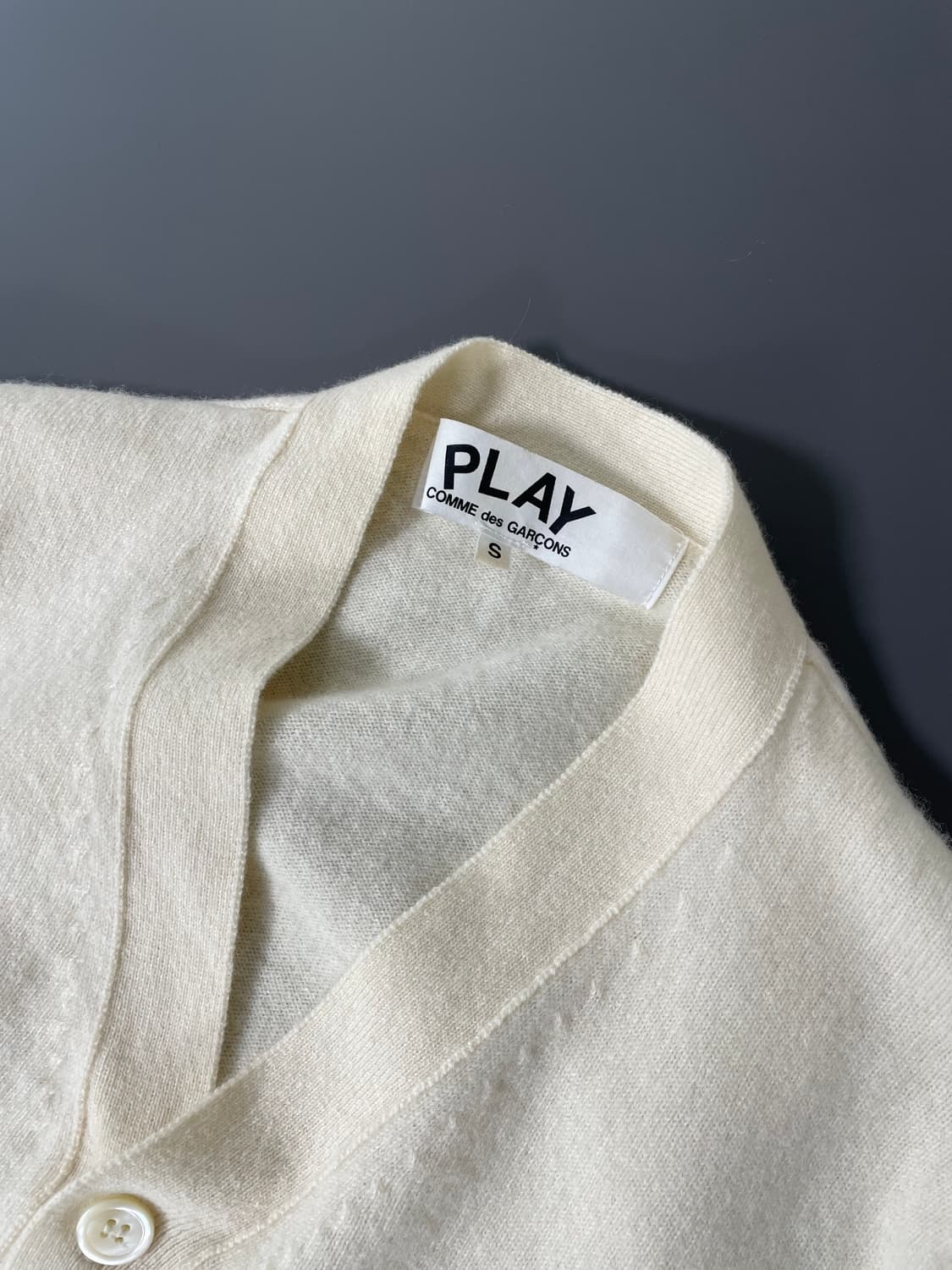 [S] 꼼데가르송 화이트와펜 울 가디건 상품이미지9