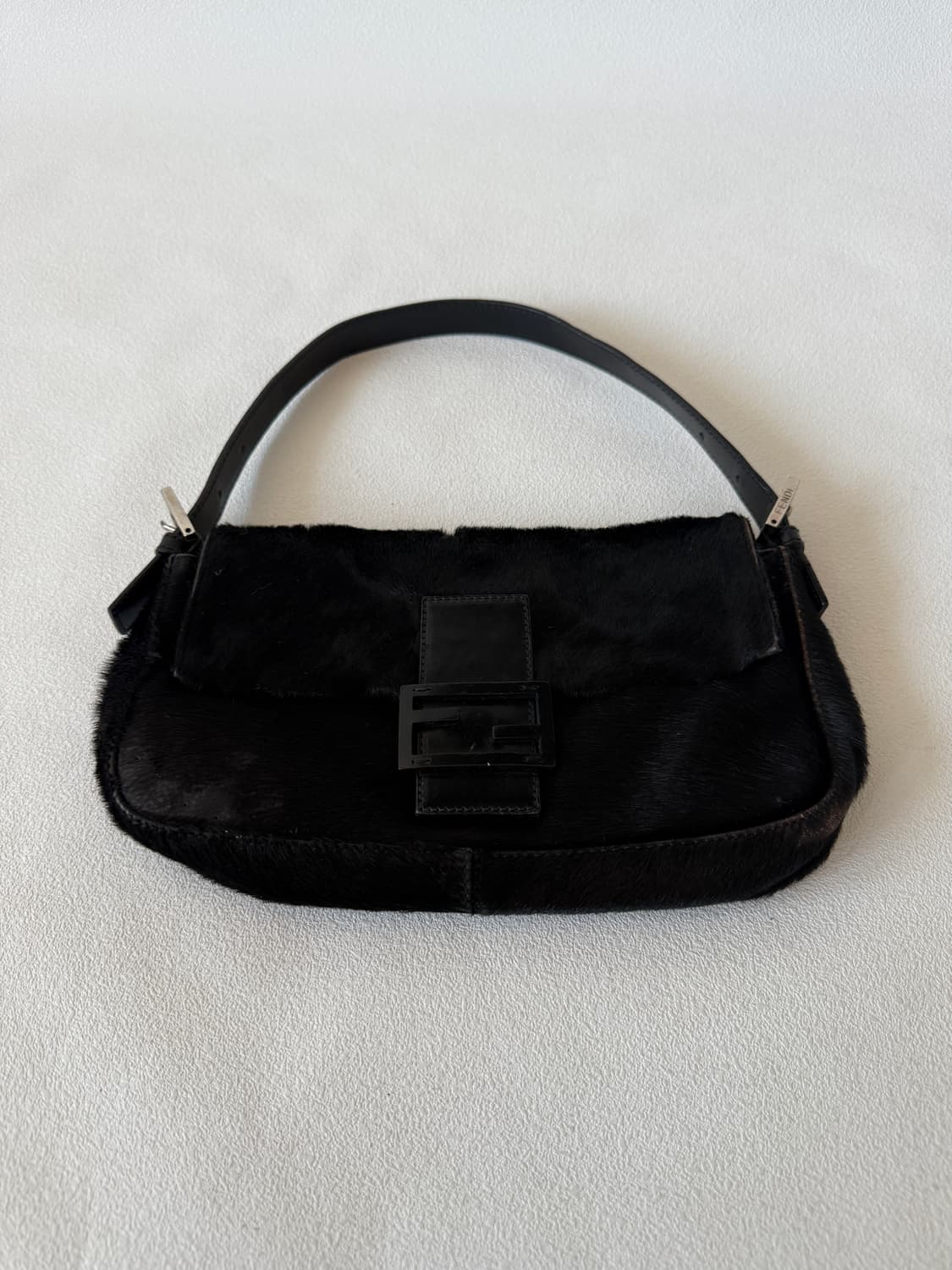 펜디(FENDI) 블랙 송치 바게트 숄더백(ITALY) 상품이미지4