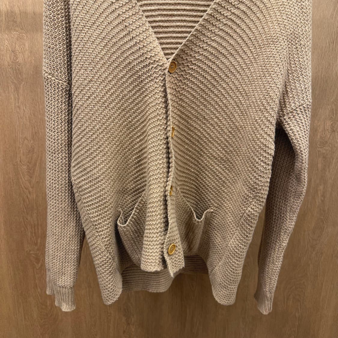 엠포리오 아르마니 브이넥 긴팔 가디건 톤온톤 버튼 디테일 베이지 상품이미지5