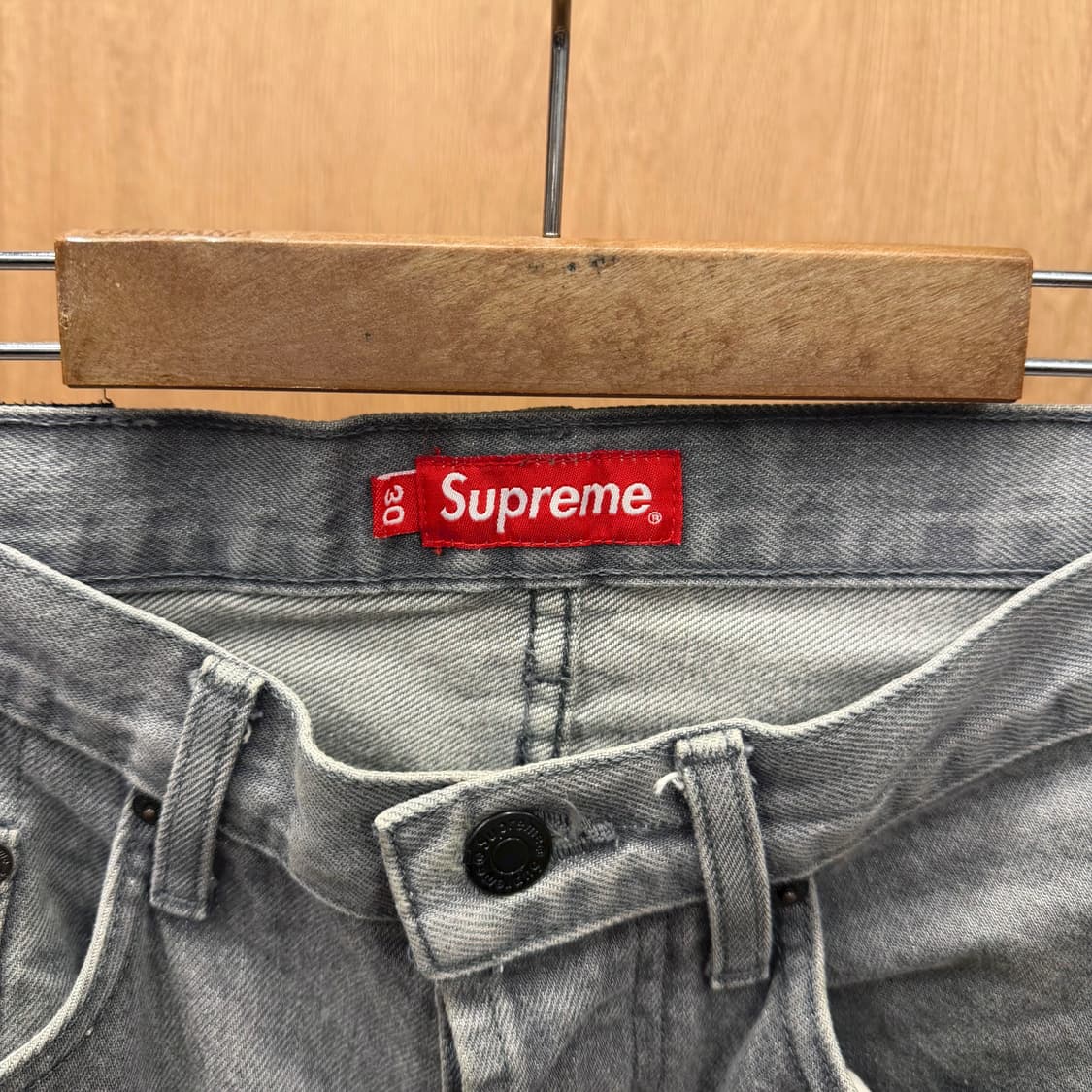 슈프림 데님 팬츠 백 레더 로고 패치 디테일 와이드 스트레이트핏 그레이 상품이미지7