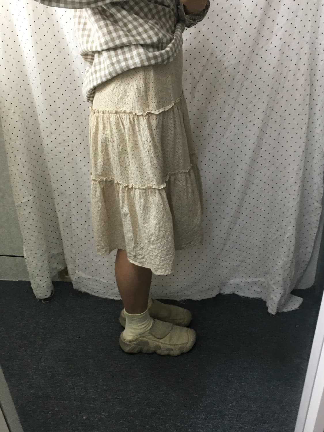 베이지 펀칭 미디 스커트 상품이미지5