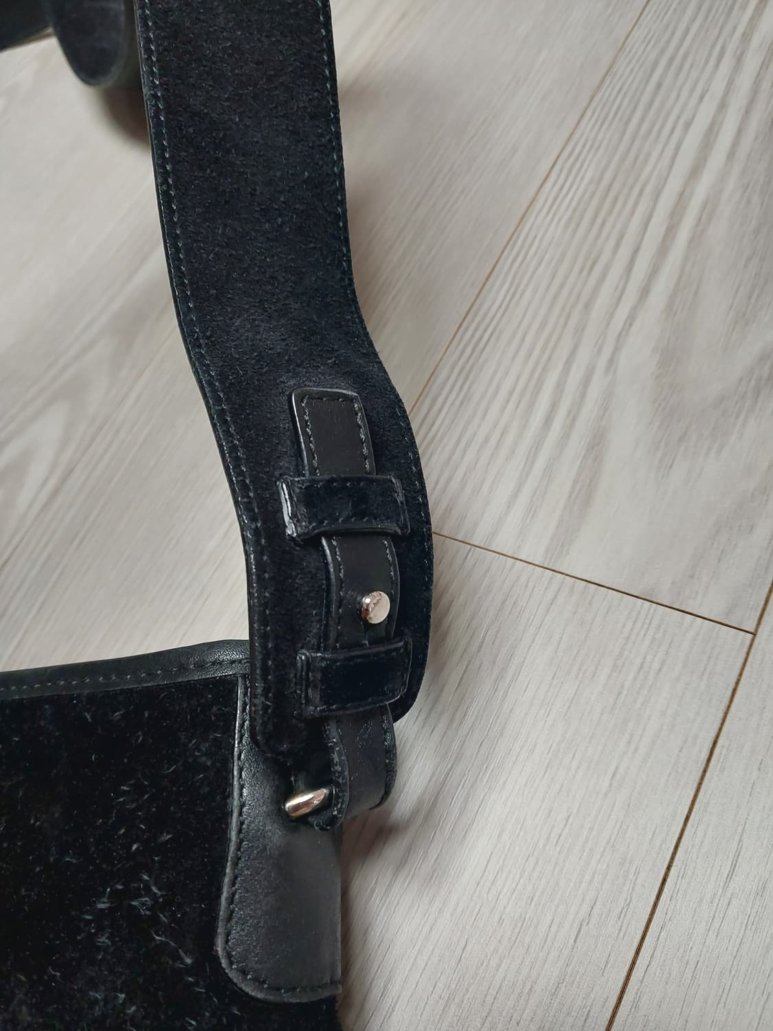 정품 페라가모 스웨이드 퍼 크로스백 상품이미지5