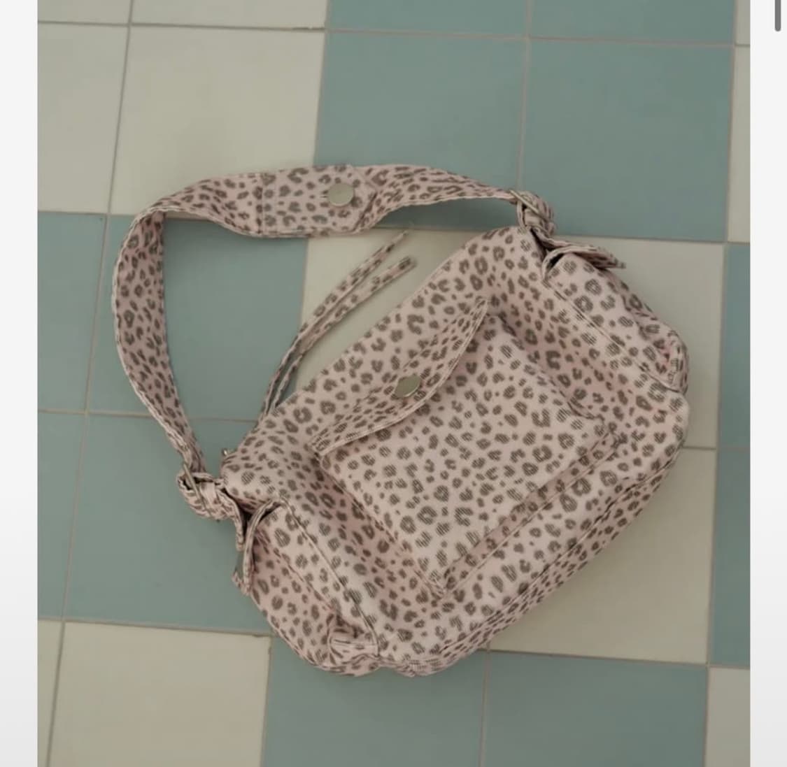 샤키리 포켓 핑크 레오파드 백 상품이미지1