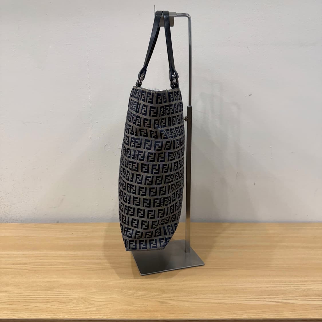 펜디 토트백 FF 주카 로고 패턴 레더 핸들 실버 버클 디테일 블랙 상품이미지3