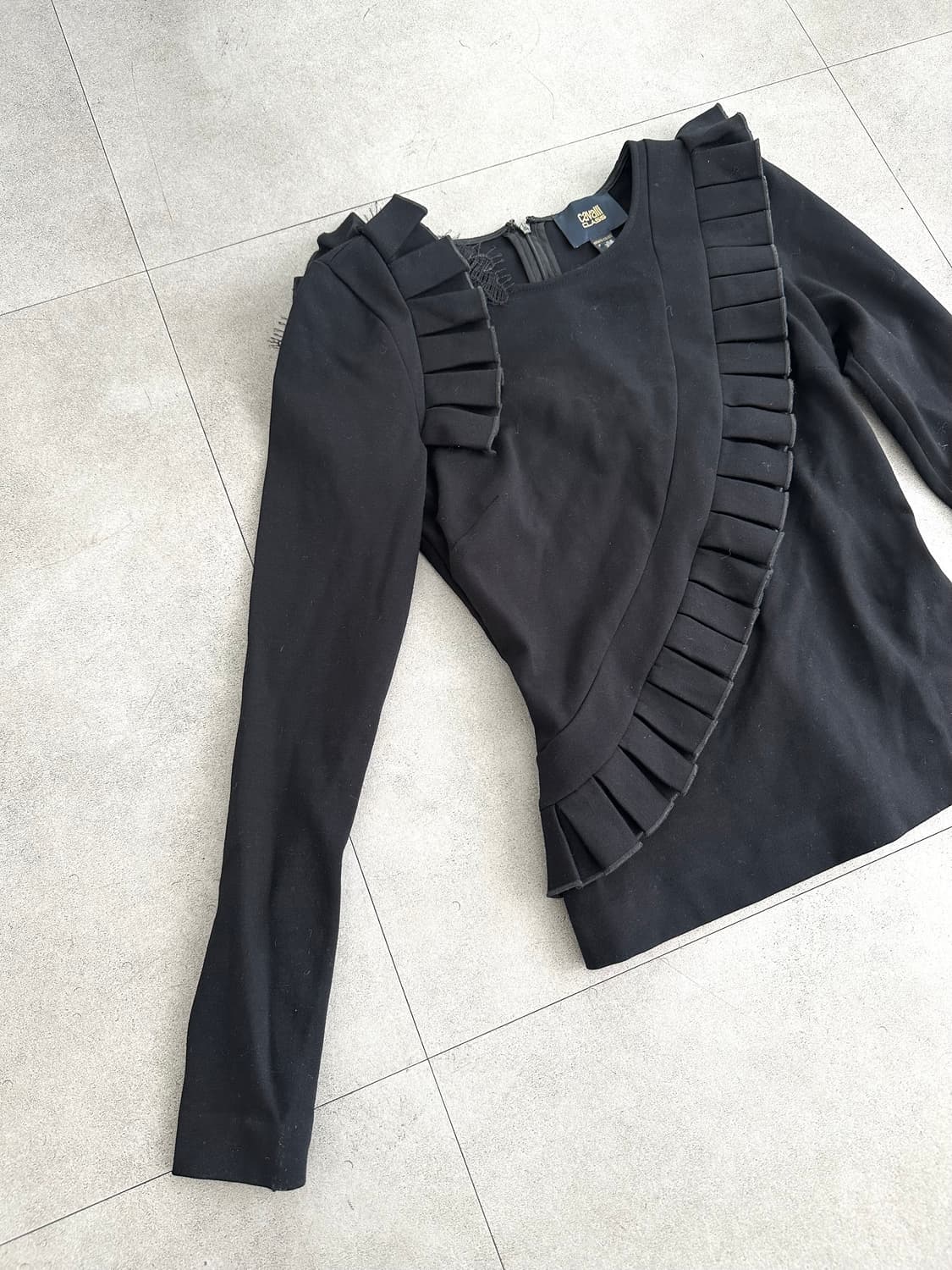 로베르토 까발리 언발 프릴 블랙 탑 상품이미지3