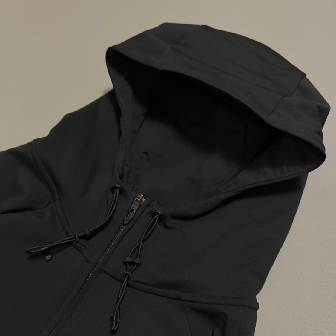 오클리(OAKLEY) 블랙 인핸스 그리드 폴리에스터 후드 윈드브레이커 상품이미지3