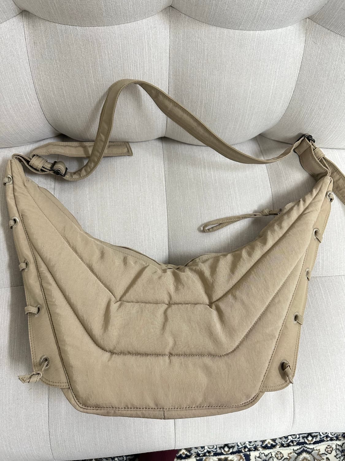 르메르 소프트게임백 베이지 미디움사이즈 팔아요 상품이미지1