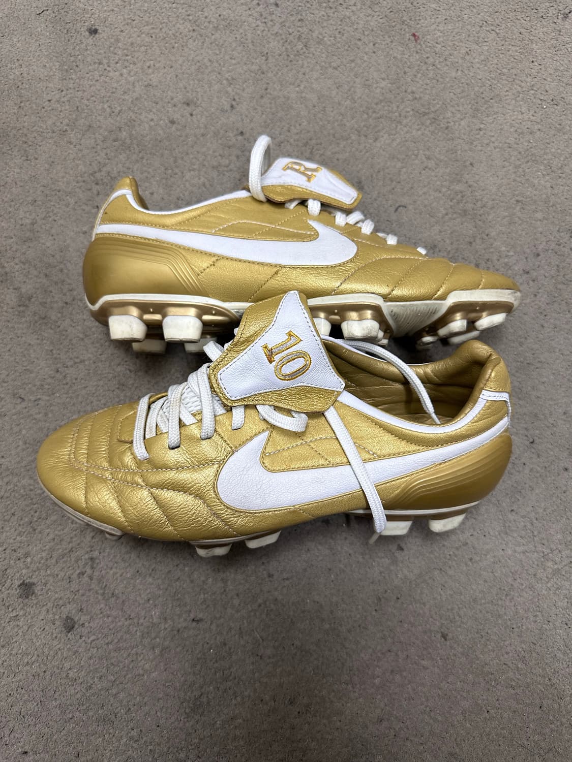 나이키 올드스쿨 초레어템 R10 골드축구화 250 상품이미지5