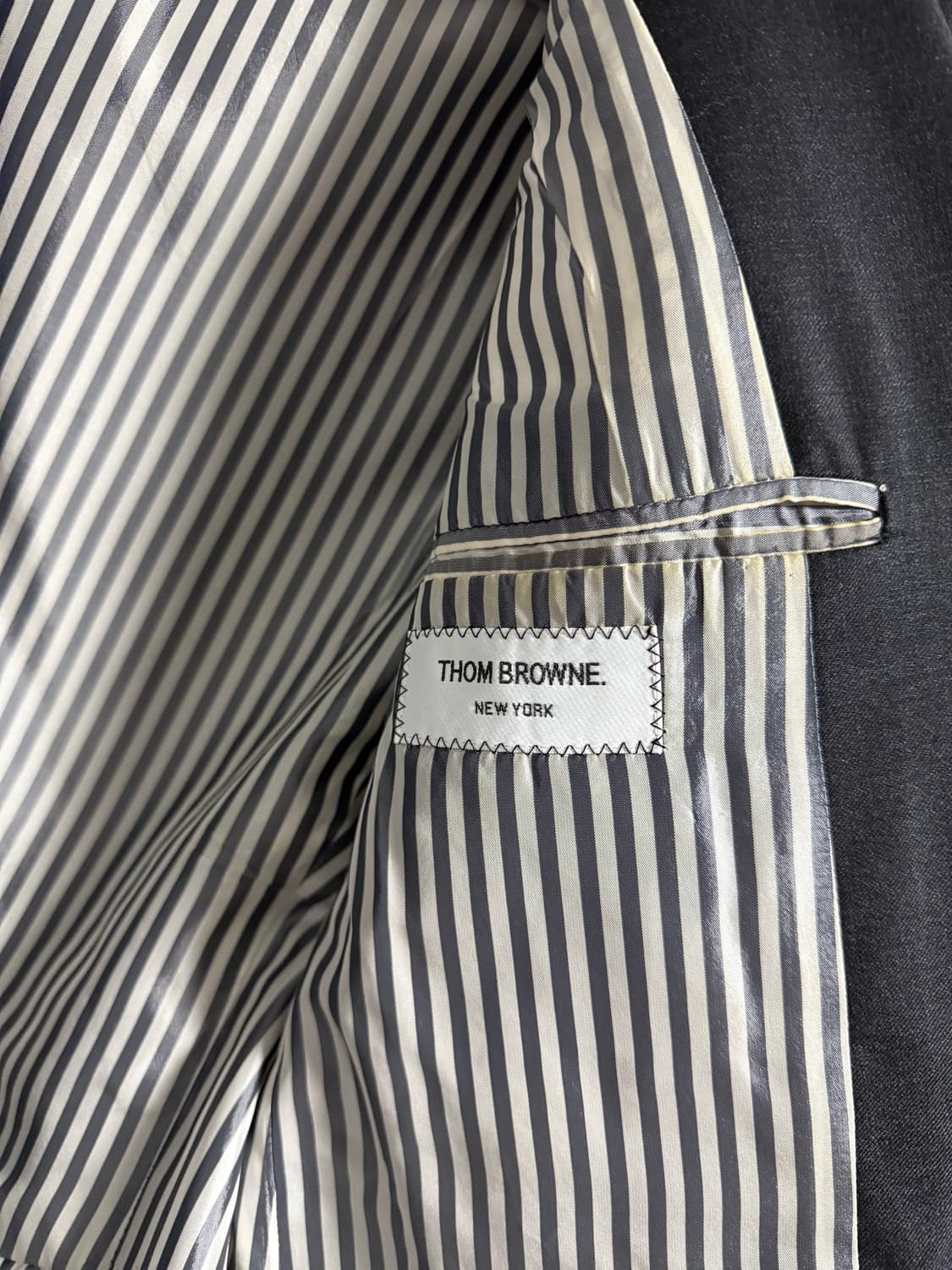 톰브라운 하이암홀 다크그레이 수트 2사이즈 상품이미지5