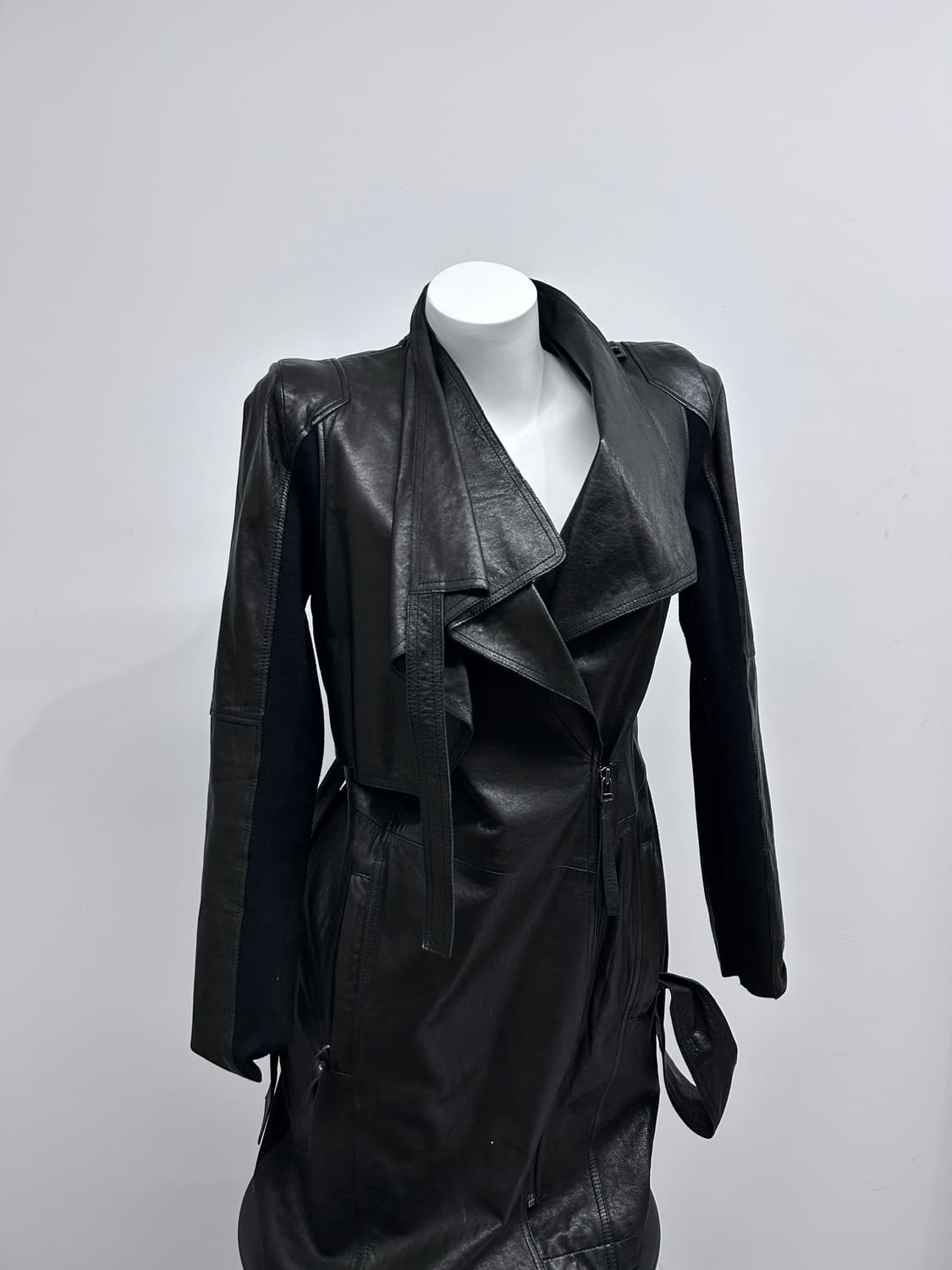 드레이프 카라 고딕 레더 코트 상품이미지3