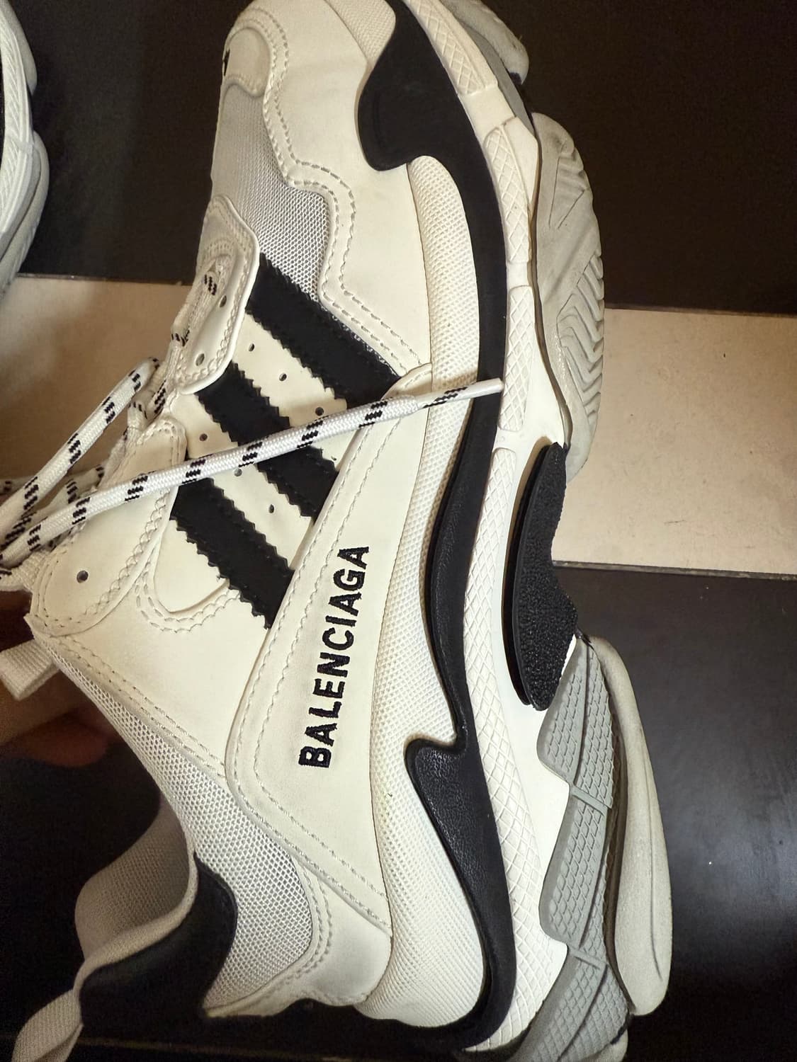 [43] 발렌시아가 아디다스 트리플 S 스니커즈 화이트 블랙 상품이미지3