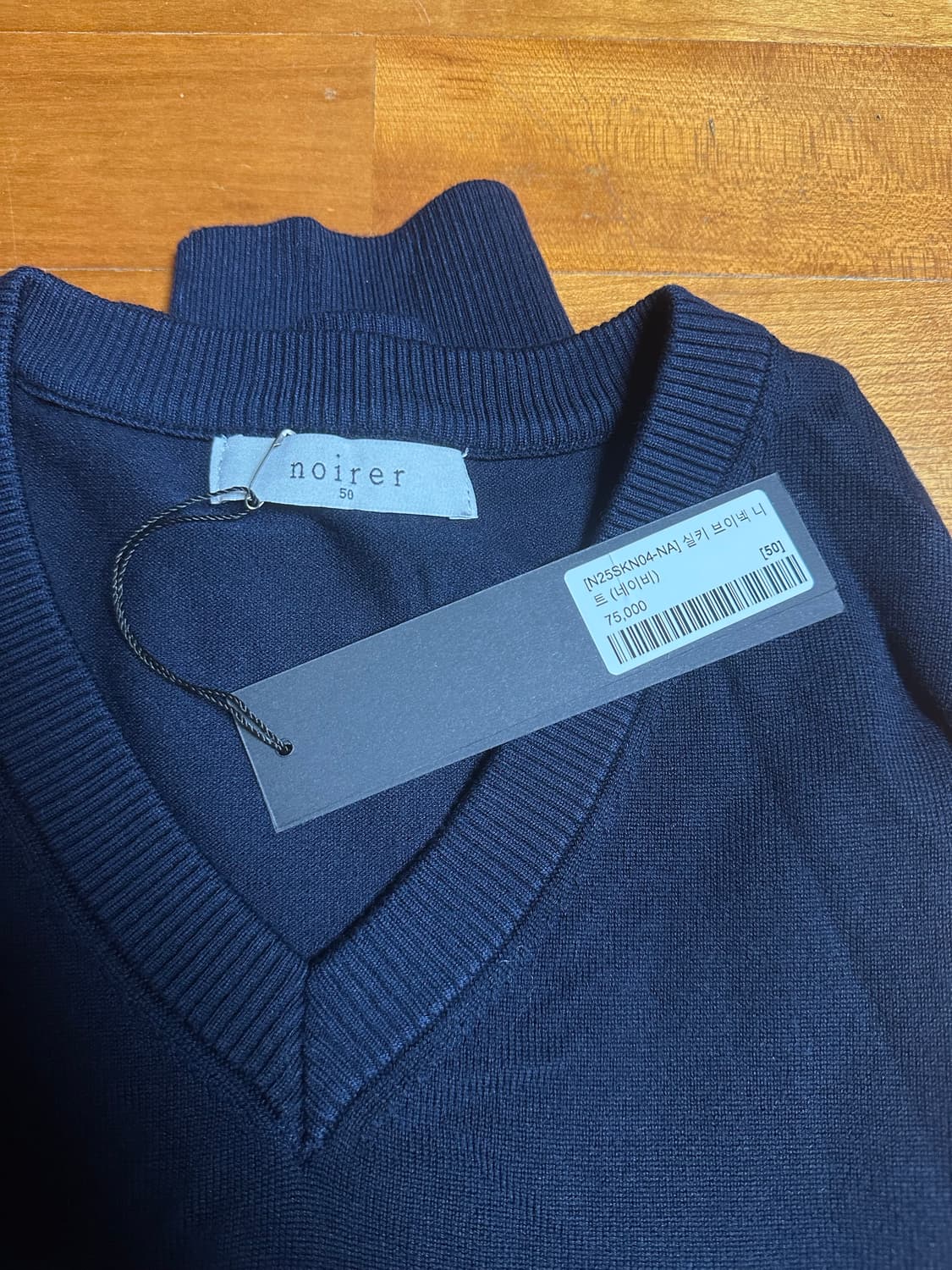 노이어 실키 브이넥 니트 네이비  상품이미지3