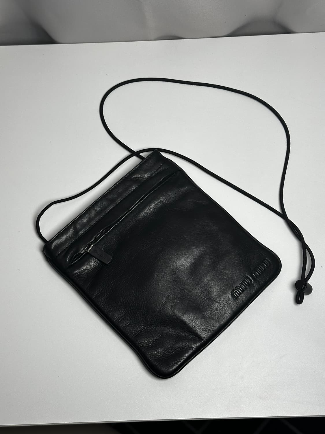 미우미우 레더 크로스백 – 미니멀 컨템포러리 에센셜 상품이미지7