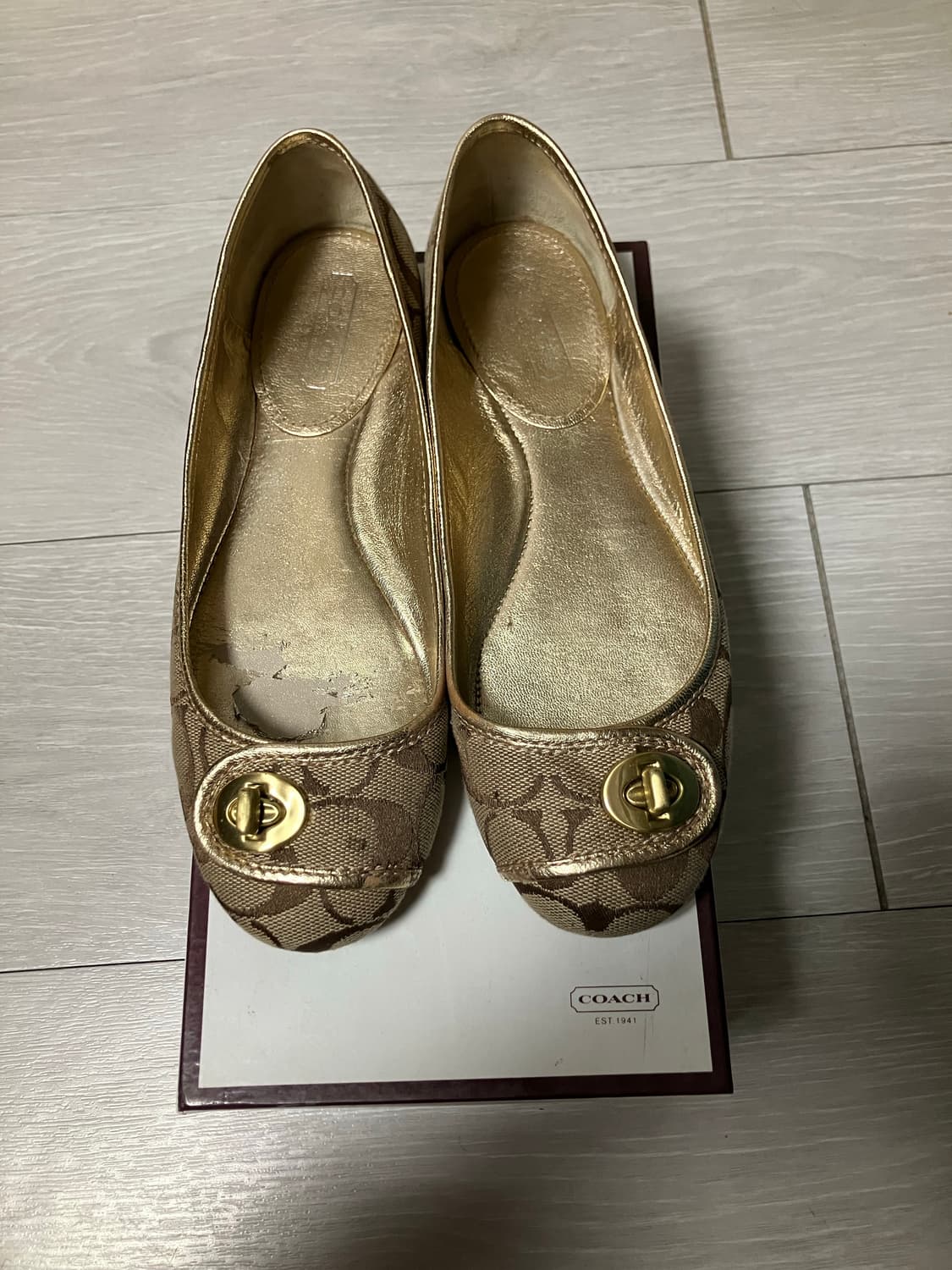 코치 턴락 시그니쳐 모노그램 골드 플랫 슈즈 6 상품이미지1