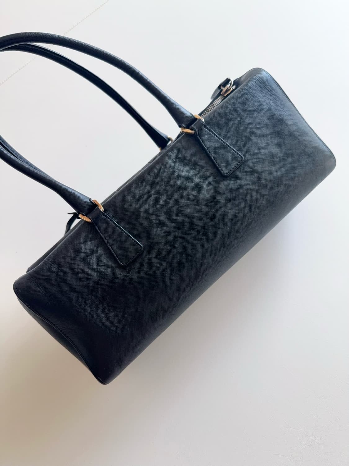 프라다 삼각 로고 가죽 바게트 숄더백 상품이미지6