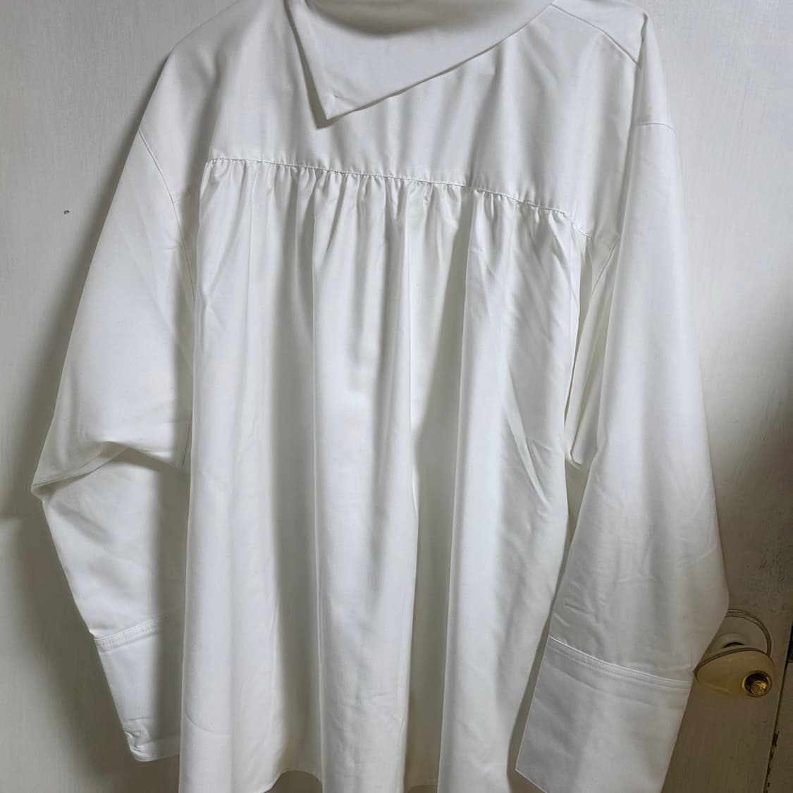 유노이아 sideways collar shirt 화이트 상품이미지9