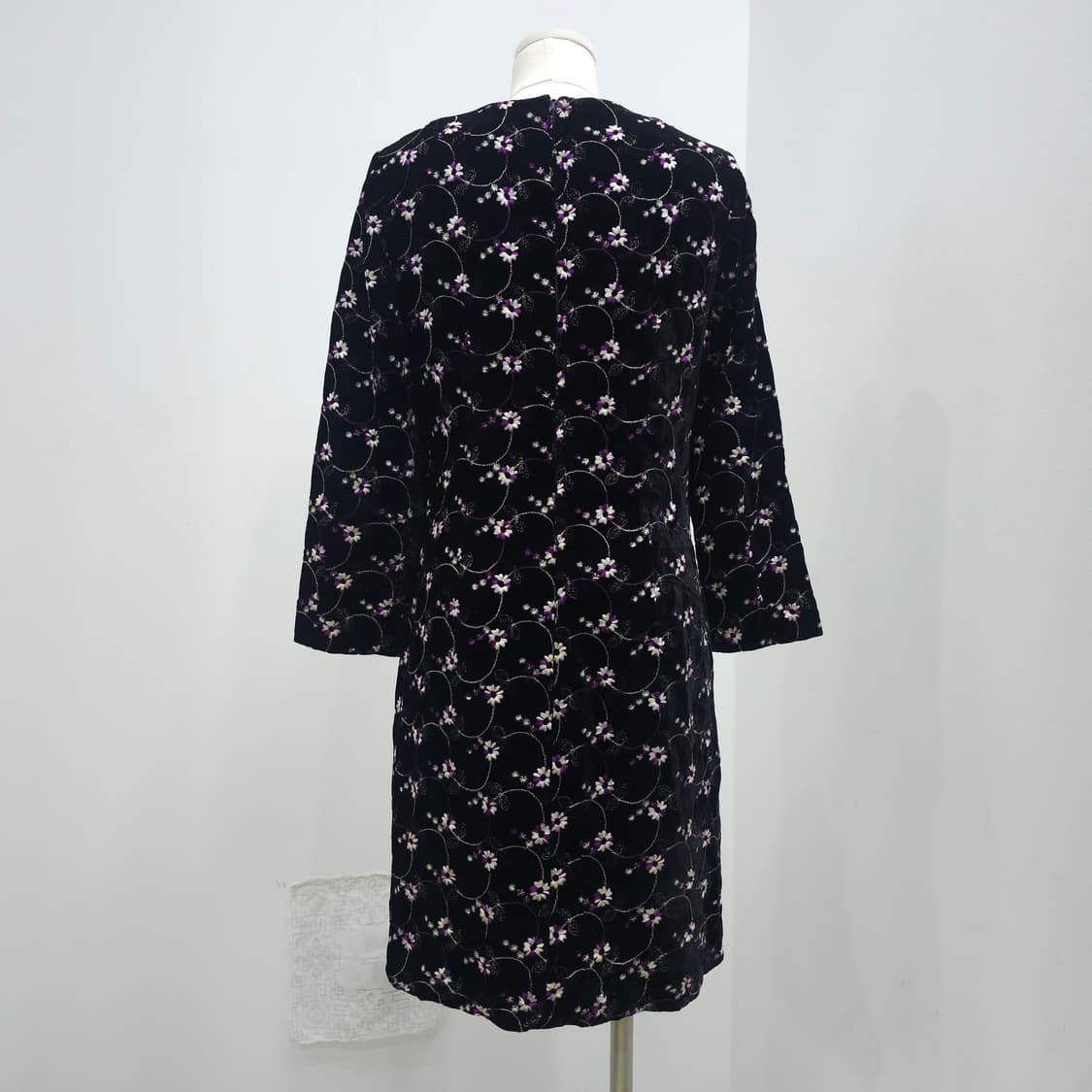 블랙 벨벳 퍼플 플라워 자수 원피스 상품이미지3