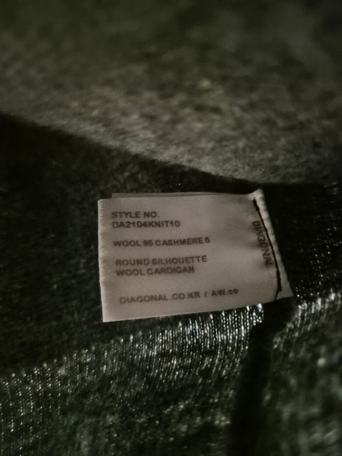 다이애그널 라운드 실루엣 울 가디건 차콜 그레이 상품이미지4