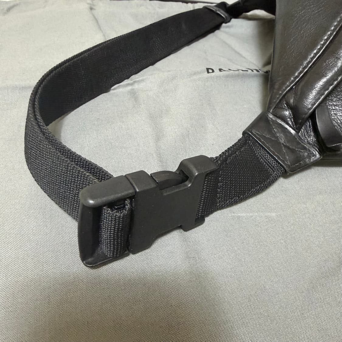 발렌시아가 에브리데이 카프스킨 벨트백 풀박 상품이미지3