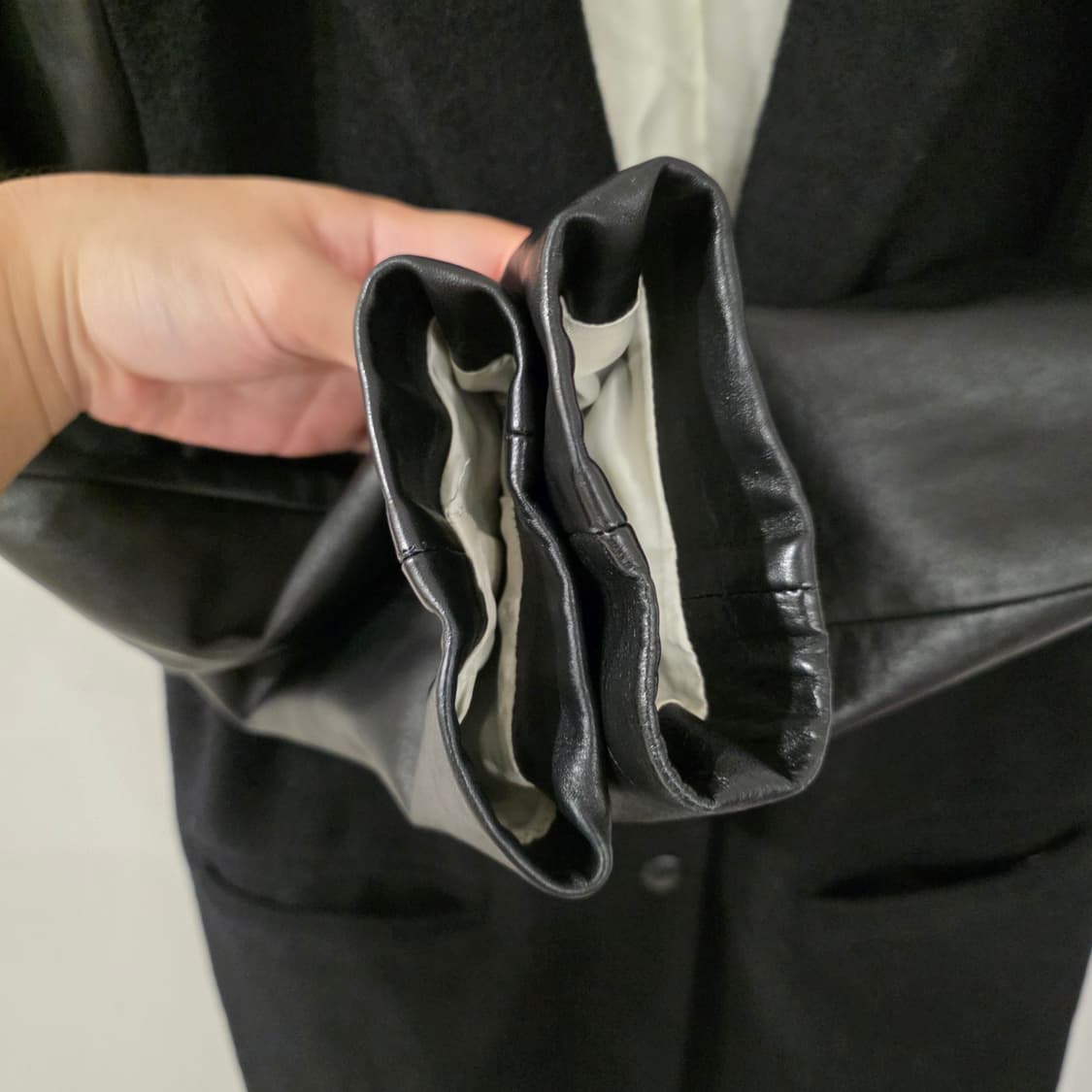 산드로 블랙 레더 소매 코트 36 상품이미지4