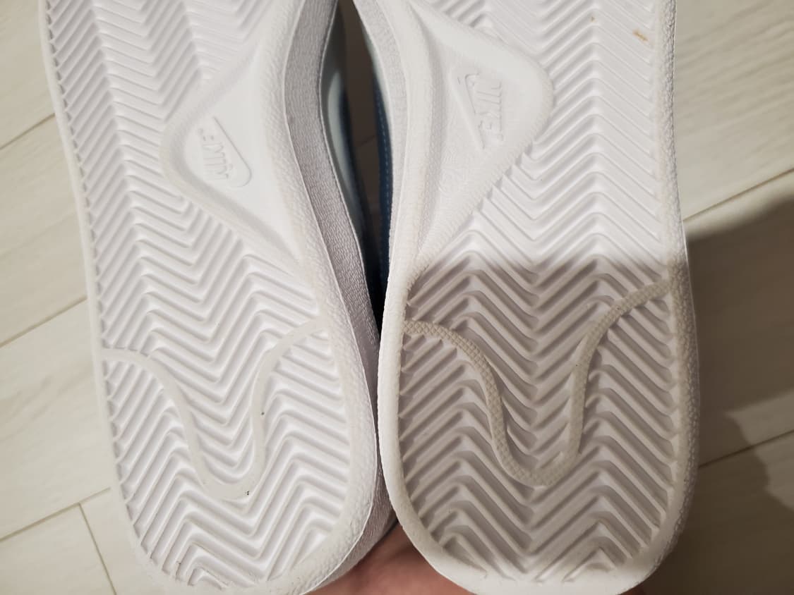 나이키 코트 로얄 스니커즈 275(새상품급)

나이키 코트 로얄 275사 상품이미지8