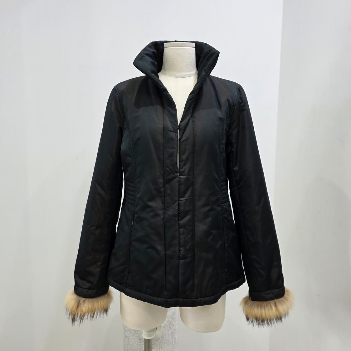 Mon 블랙 실크 라쿤 퍼 트리밍 하이넥 패딩자켓 상품이미지4