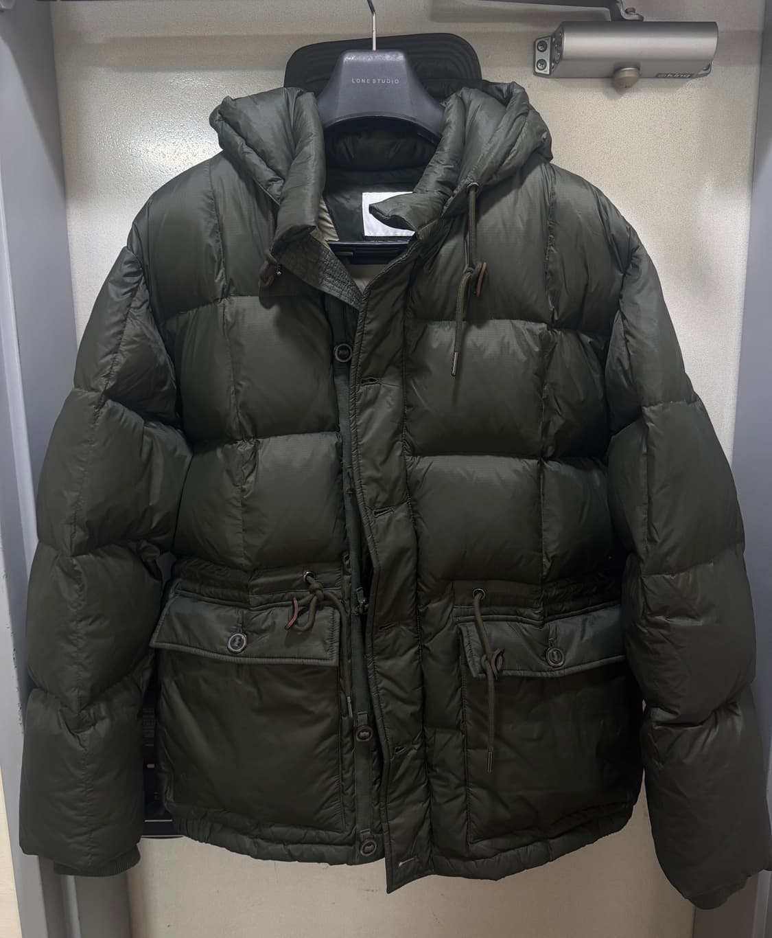 아웃스탠딩 카라코람 패딩 올리브 색상 상품이미지2