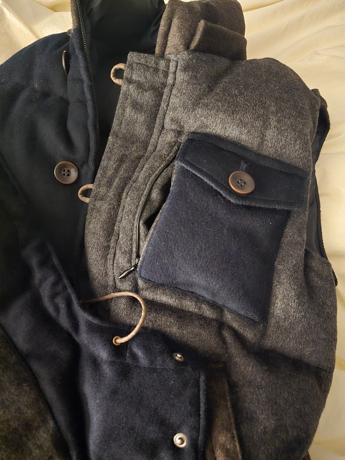 슈가케인 캐시미어,울 후드틸부착 패딩조끼입니다. 상품이미지8