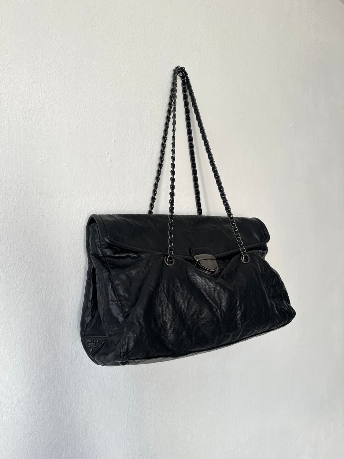 프라다 나파 레더 체인 숄더백 블랙 상품이미지2