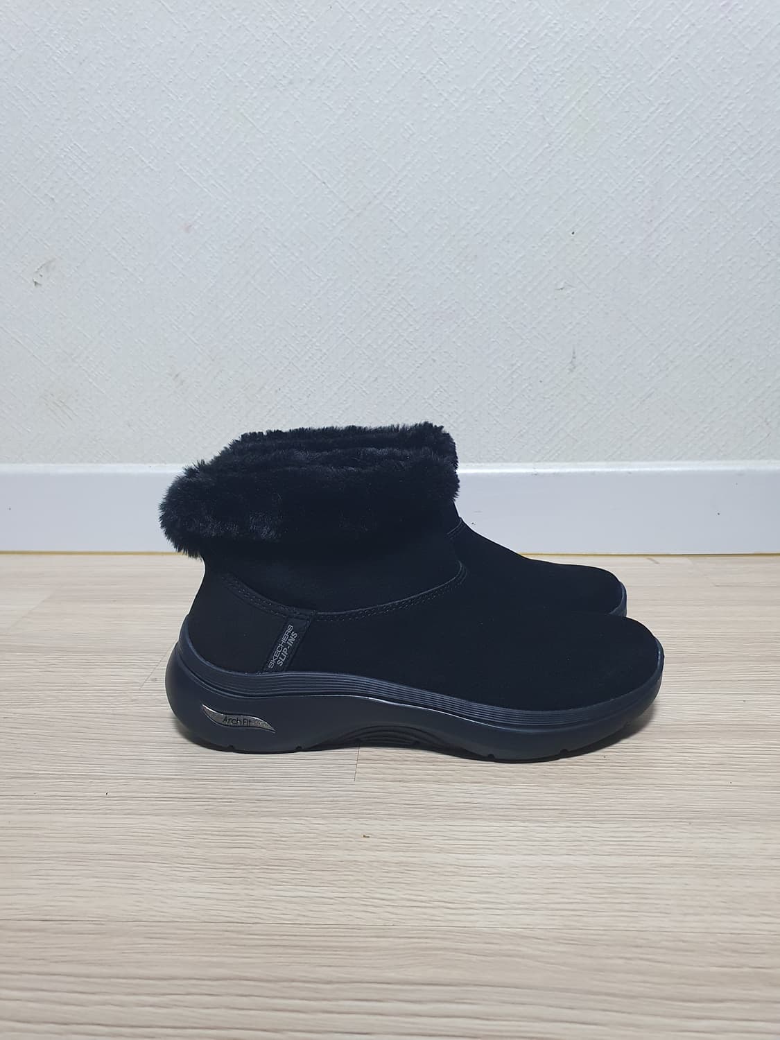 스케쳐스 아치핏 여성 털 부츠 블랙 235 상품이미지1